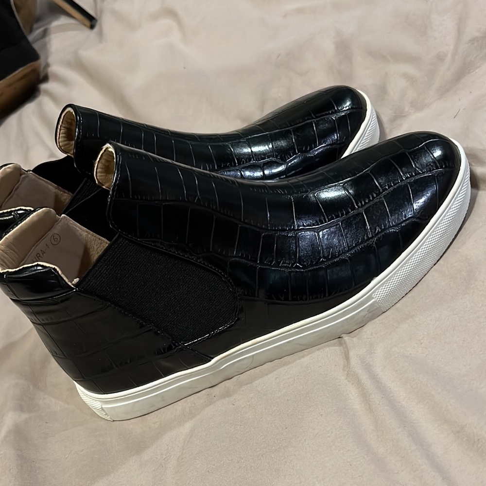 Like new faux gator shoes